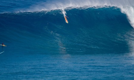 Alexandre Ferraz surfa grandes ondas em Jaws