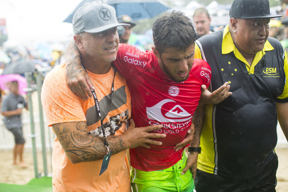 Filipe Toledo sendo levado aos médicos após a lesão na semifinal / Foto Kirstin Scholtz
