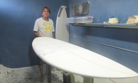 Shaper cria projeto para ajudar surfistas na Baixada Santista