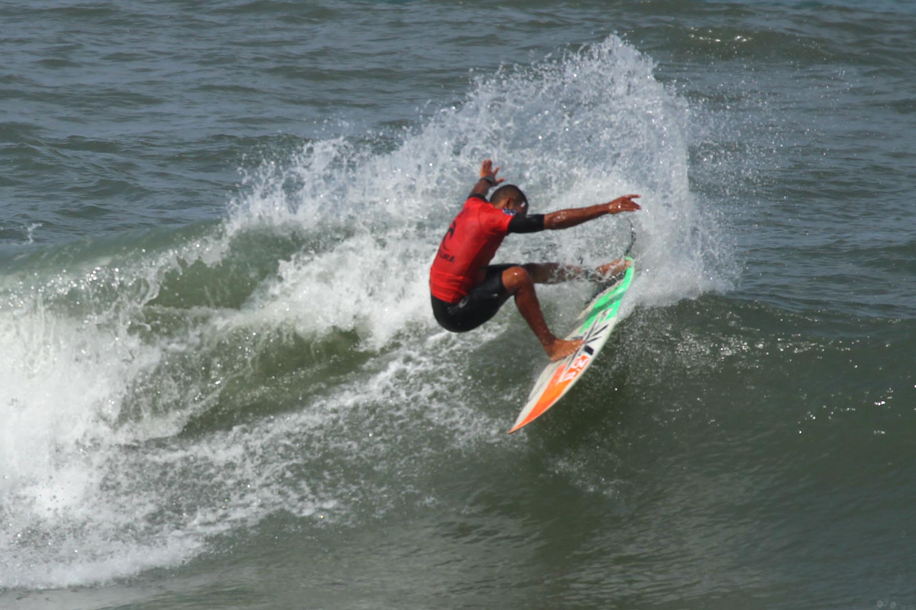 Diniz tenta os títulos Rip Curl Guarujaense de Surf na open e no SUP / Foto Silvia Winik