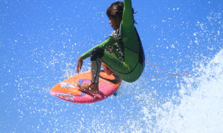 Daniel Adisaka “briga” por títulos no Ubatuba Surf Pro