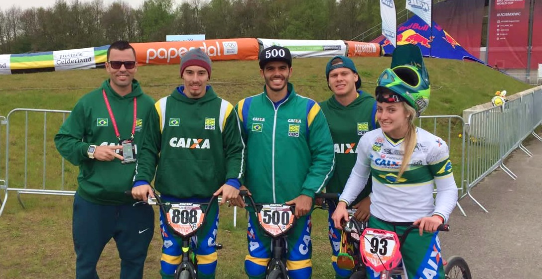 Renato (500) e Priscilla com demais membros da seleção brasileira (Divulgação / CBC)