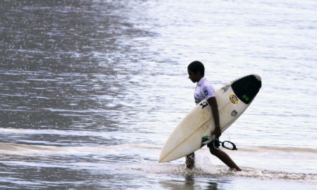 Sábado tem surf competição em Santos