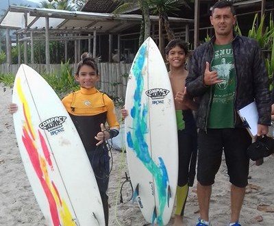 Kauã e Yuri ao lado de do técnico Eric Miyakawa, os jovens já estão confirmados na final do Santos Surf 2017 e na primeira etapa do Bertioguense / Foto Divulgação