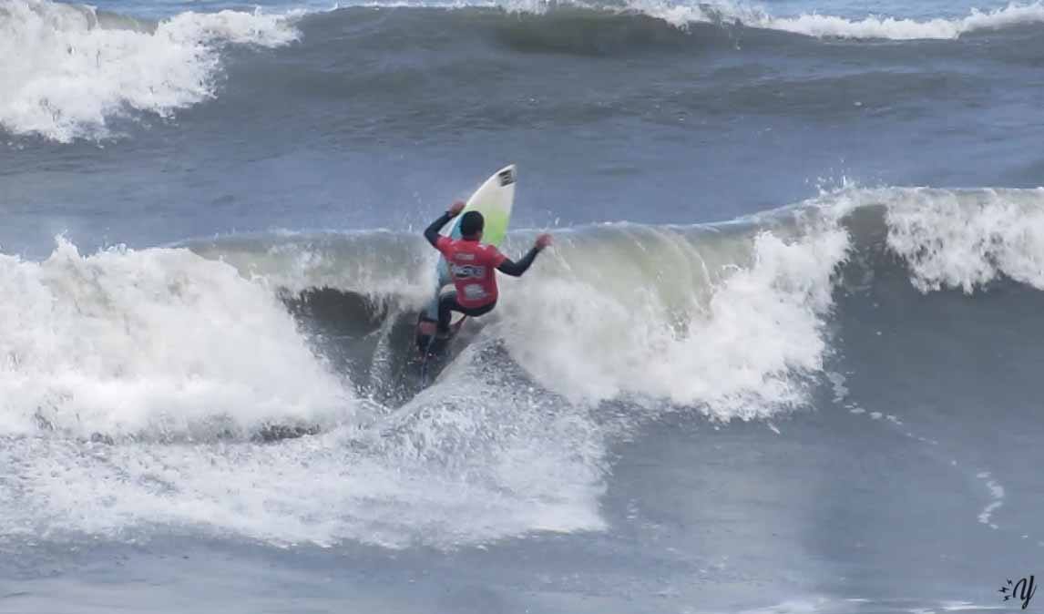 Gabriel Boletta dominando as ondas de Massaguaçu / Foto Renan Yoshino