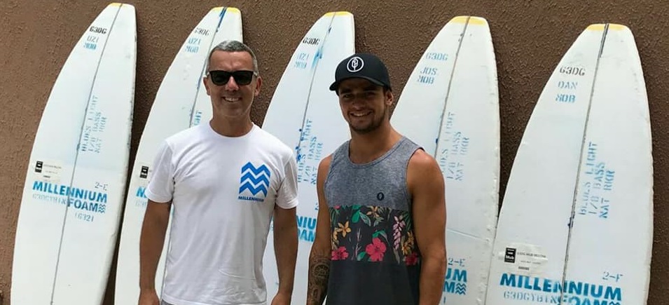 O CEO da Millennium Vitor Costa e o surfista Deivid Silva ao lado dos blocos Millennium, o novo apoio do atleta para 2018 / Foto Divulgação-Millennium