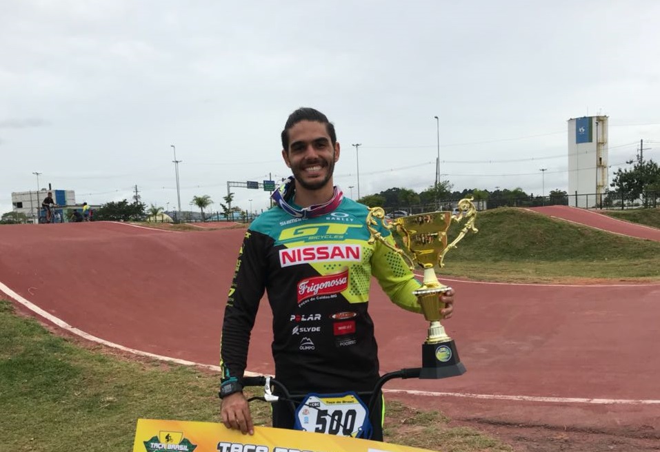 Renato Rezende exibe troféu conquistado (Divulgação)
