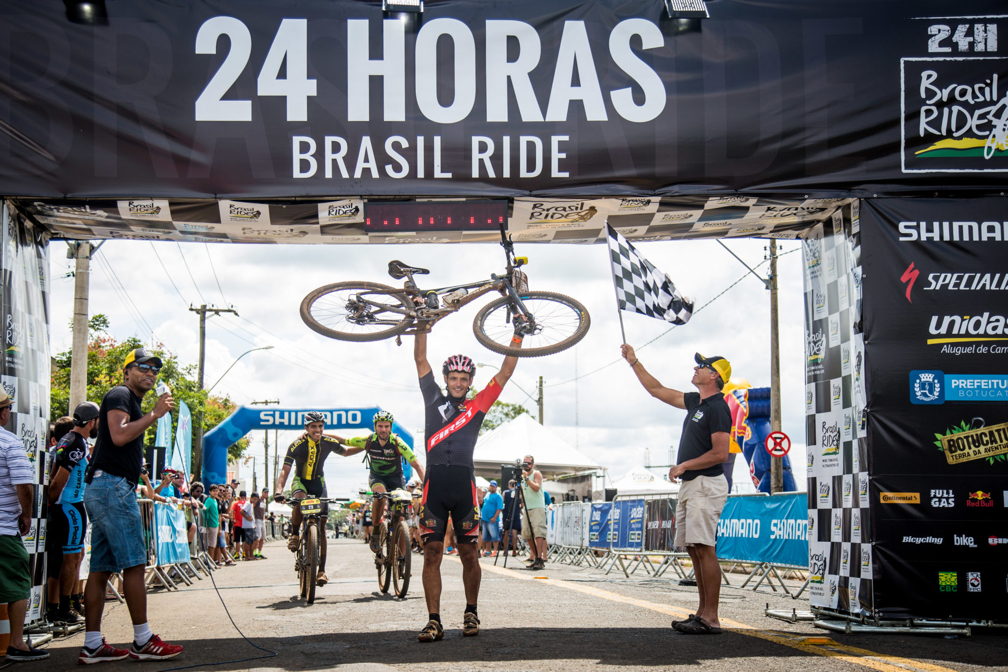 Carlos Henrique comemora vitória na solo masculina (Fabio Piva / Brasil Ride)