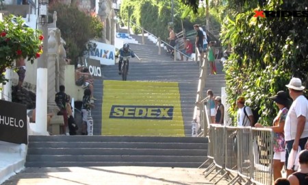 Downhill Urbano na Descida das Escadas de Santos
