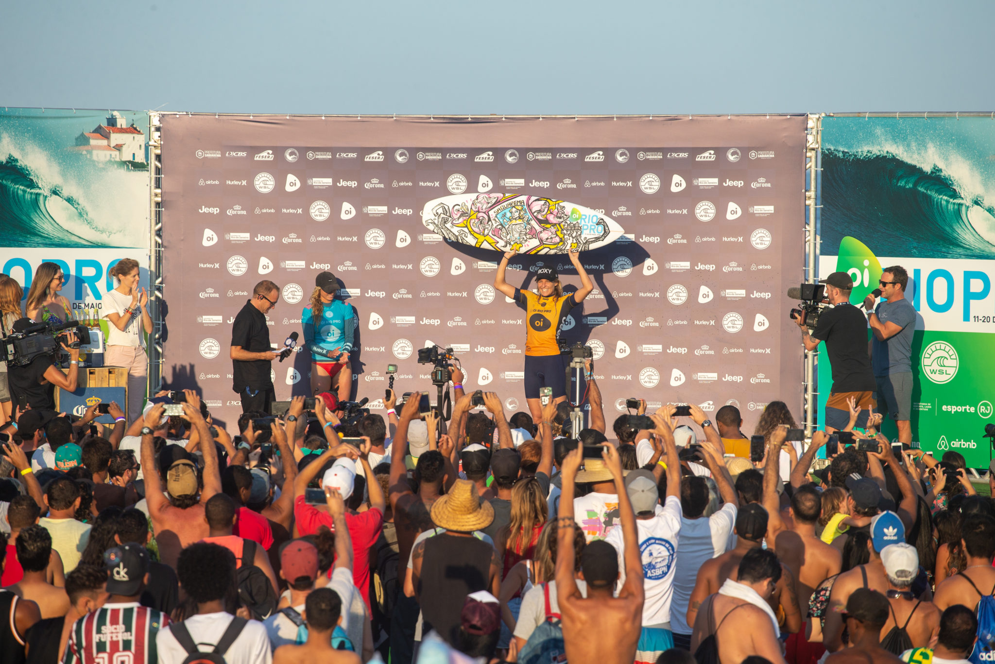 Stephanie Gilmore is the 2018 Oi Rio Pro Champion. After a spectacular event, the Australian surfer will continue to wear the Yellow Jersey in Bali as she keeps herself on top of the Jeep Leaderboard after defeating Lakey Peterson in the Final of the Oi Rio Pro in Saquarema, Rio de Janeiro, BRA.