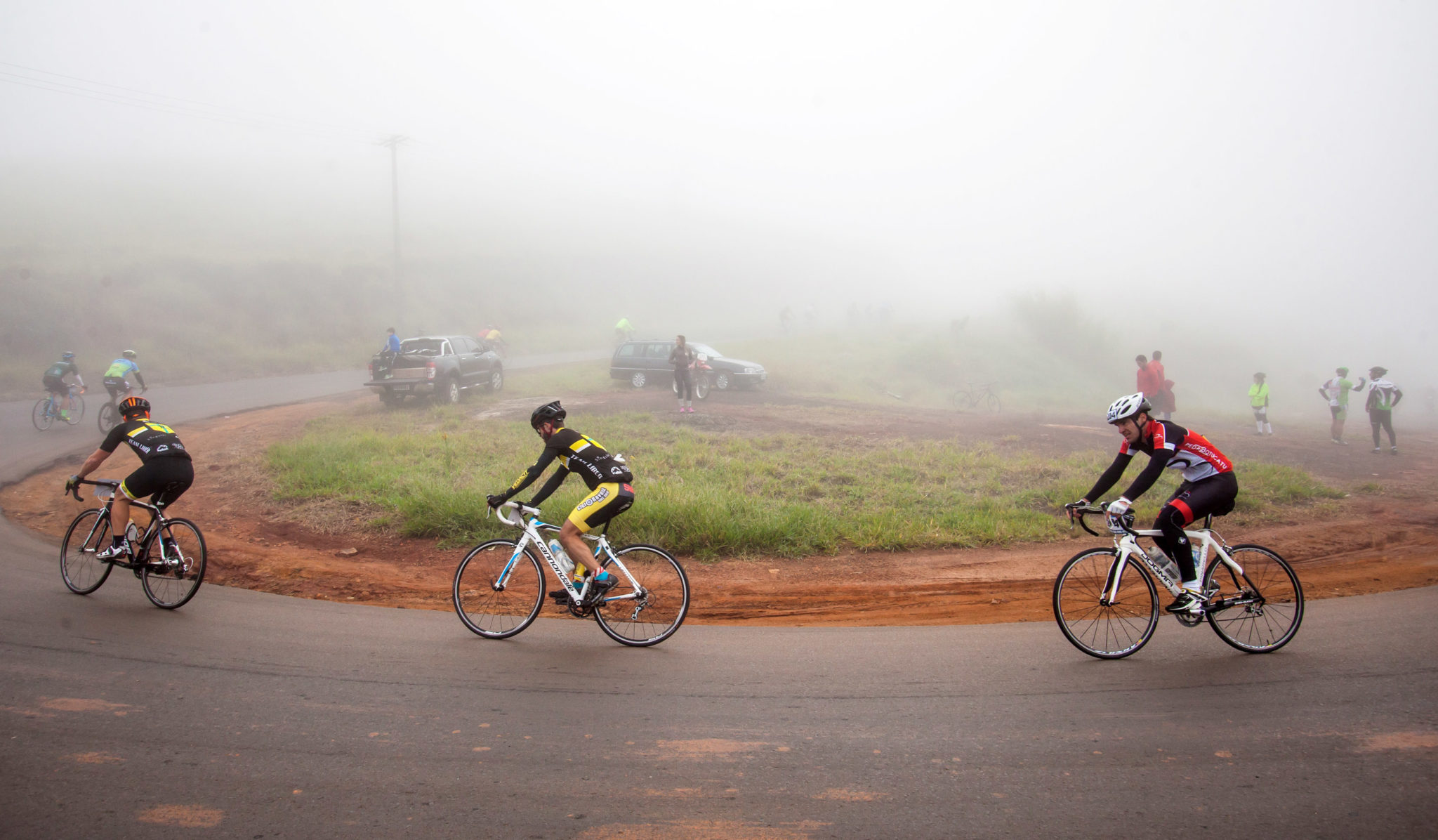 Ciclistas enfrentam neblina durante prova (Wladimir Togumi / Brasil Ride)