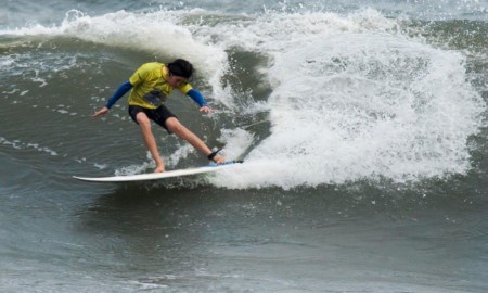 Santos de Surf na espera das ondas