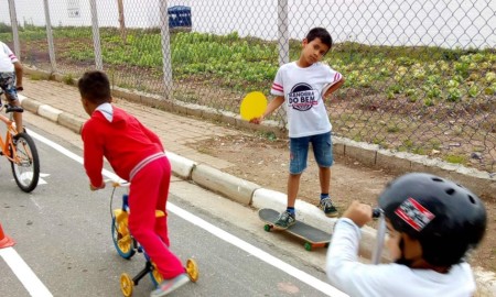 Alunos da ONG Social Skate aprendem regras de trânsito