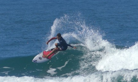 Gabriel Dias busca liderança no Circuito Medina de Surf