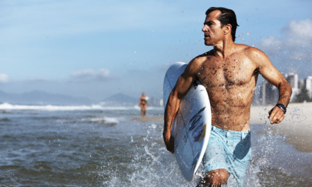 Surfista Carlos Burle recebe seus fãs