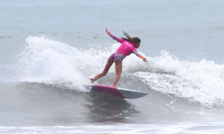 Júlia Duarte segue surfando bem no Brasileiro de Surf