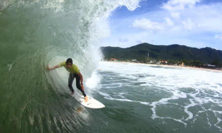 Surfistas de 7 estados disputam o título brasileiro
