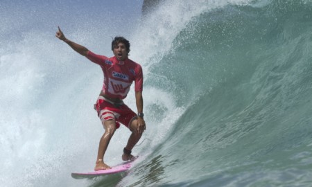 Mais de 130 surfistas de vinte países estão em Noronha