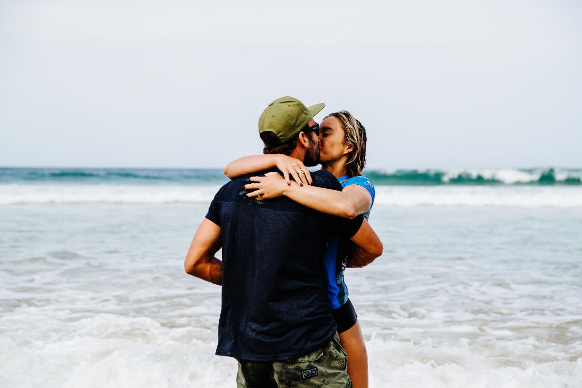 A havaiana Alessa Quizon festeja o título do Sydney Women´s Pro beijando o marido Ian Gouveia / Foto Matt Dunbar
