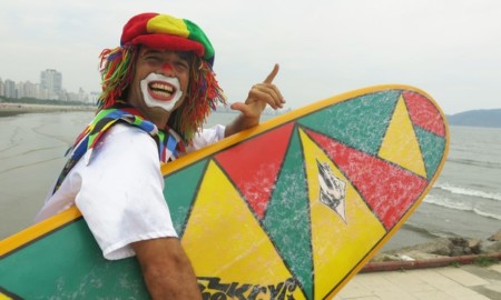 Palhaço surfista mostra talento no mar e encanta crianças de Santos