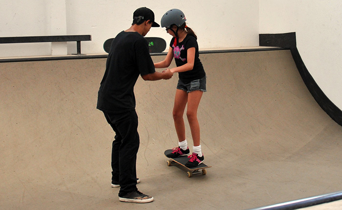 Menina em aula na Da Batata Skate House (Divulgação)