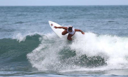 Suelen Naraísa compete no Brasileiro de Surf Feminino