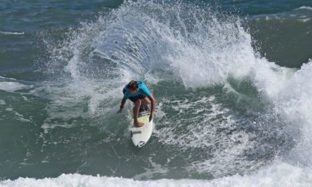 Léo Casal é um dos destaques na abertura do Hang Loose Surf Attack