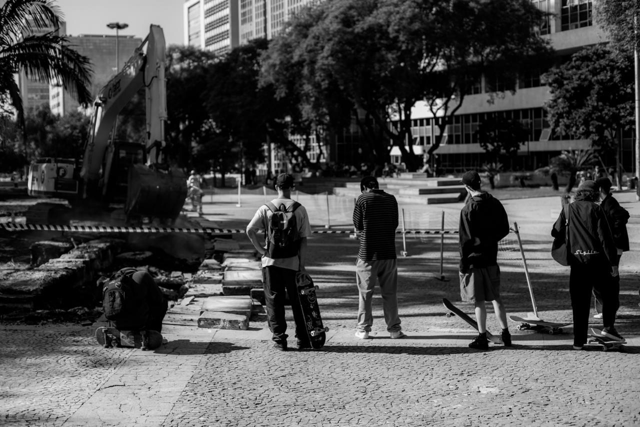 Skatistas olham o que um dia foi um obstáculos para as suas manobras / Foto Moisés Da Silva