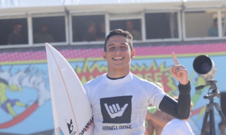 Caio Costa vence a categoria júnior no Hang Loose Surf Attack em Maresias