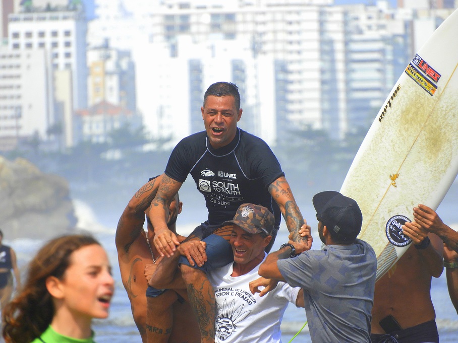 Fábio Porto comemorando a vitória em 2018, ao vencer a última etapa da Máster, no Vicentino de Surf / Foto Dinho Fotos_ASVS