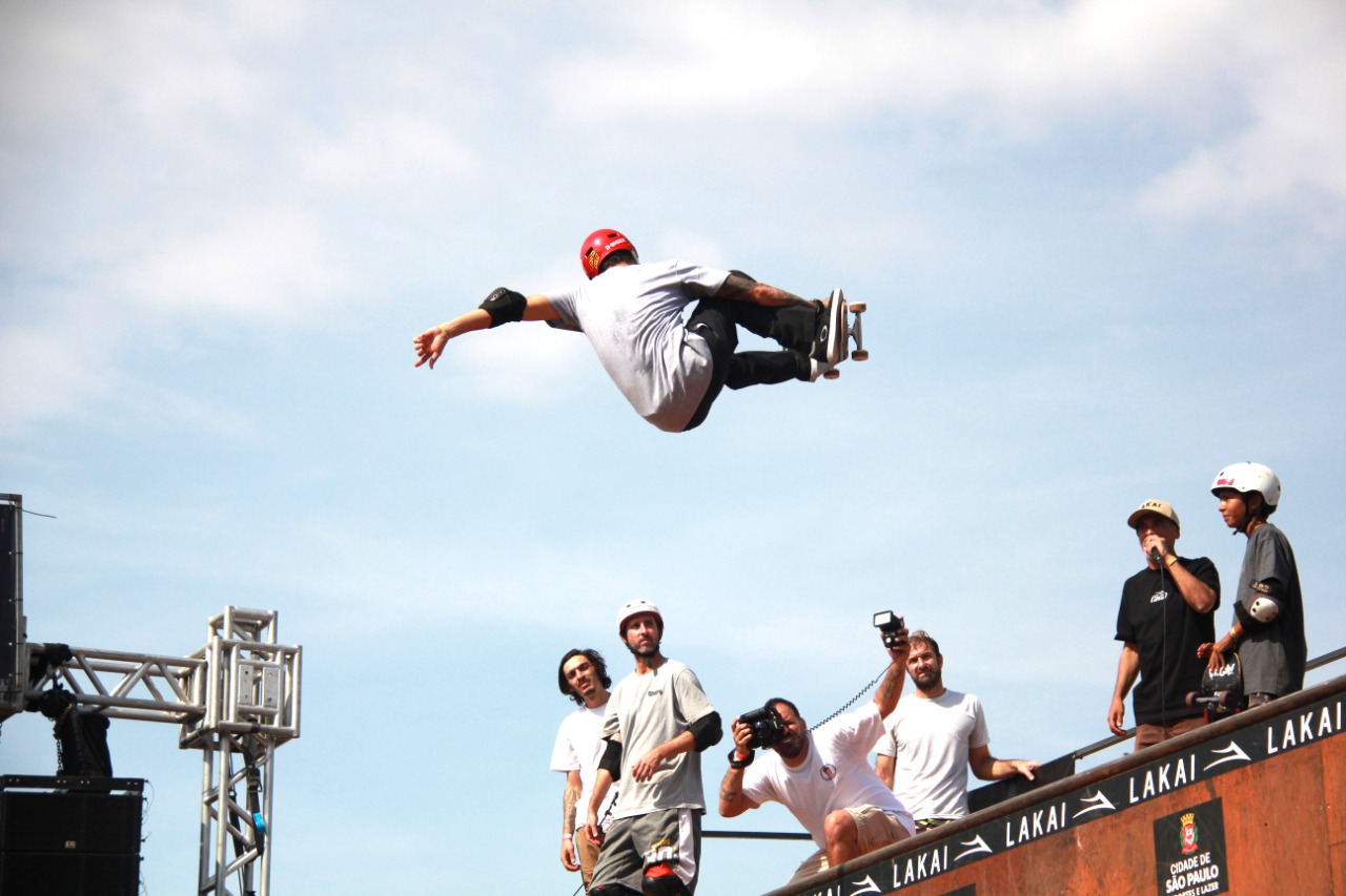 Rony Gomes dividindo a plataforma com Tony Hawk / Foto Paulo Anshowinas