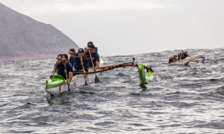 Brasileiro de canoa polinésia agita as águas de Vitória