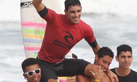 Gabriel André é supercampeão do Rip Curl Guarujá Open de Surf 2019