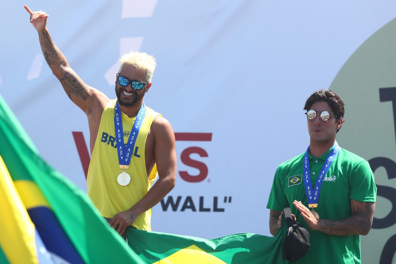 Ítalo Ferreira, medalhista de ouro, e Gabriel Medina, medalhista de bronze / Foto Matt Roberts