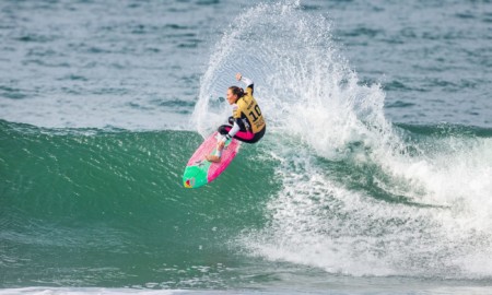 Título mundial feminino de surfe 2019 segue indefinido