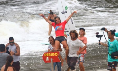 Camila Cássia é a bicampeã Brasileiro de Surf Feminino em Ubatuba