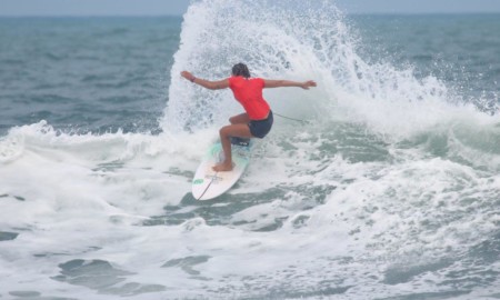 Camila Cássia defende a liderança no Brasileiro de Surf Feminino, em Ubatuba