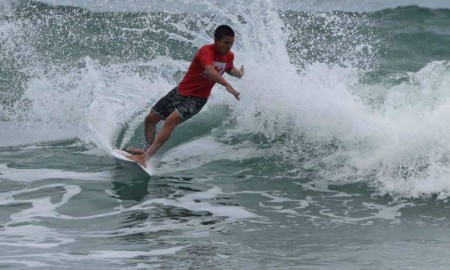 Daniel Adisaka segue na busca pelo bicampeonato júnior no Hang Loose Surf Attack
