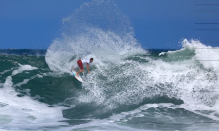 Surfistas de nove estados disputam o título paulista profissional de surfe