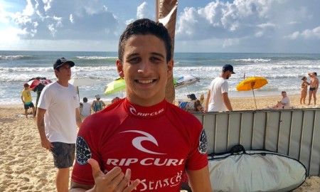 Caio Costa surfa pelo bicampeonato da mirim em Garopaba
