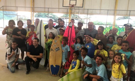 Mundial de Surf em Noronha tem ação social na Escola Arquipélago