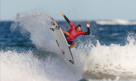 Leonardo Fioravanti e Carissa Moore vencem o Sydney Surf Pro