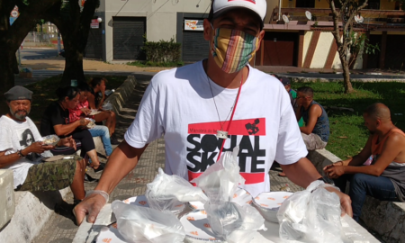 ONG Social Skate e Jamile Restaurante entregam marmitas aos moradores de rua