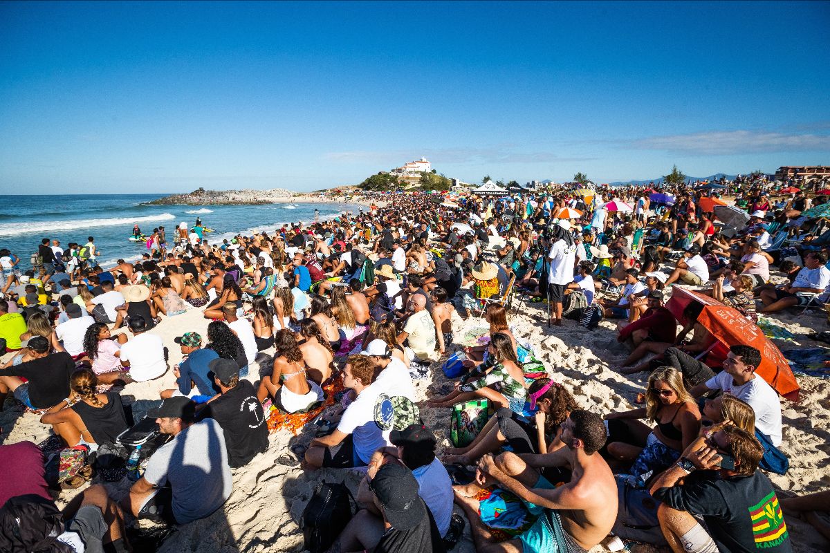 Praia lotada no último dia do Oi Rio Pro 2019 em Saquarema (Foto: Damien Poullenot / WSL via Getty Images)