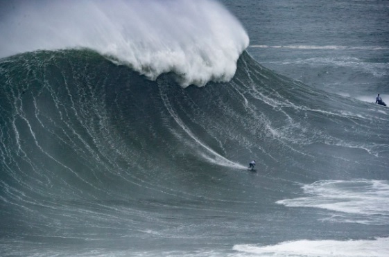 As ondas gigantes da Praia do Norte em Nazaré (Crédito: Damien Poullenot / WSL via Getty Images)