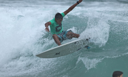 Chandler Ribeiro estreia no 25º A Tribuna de Surf Colegial