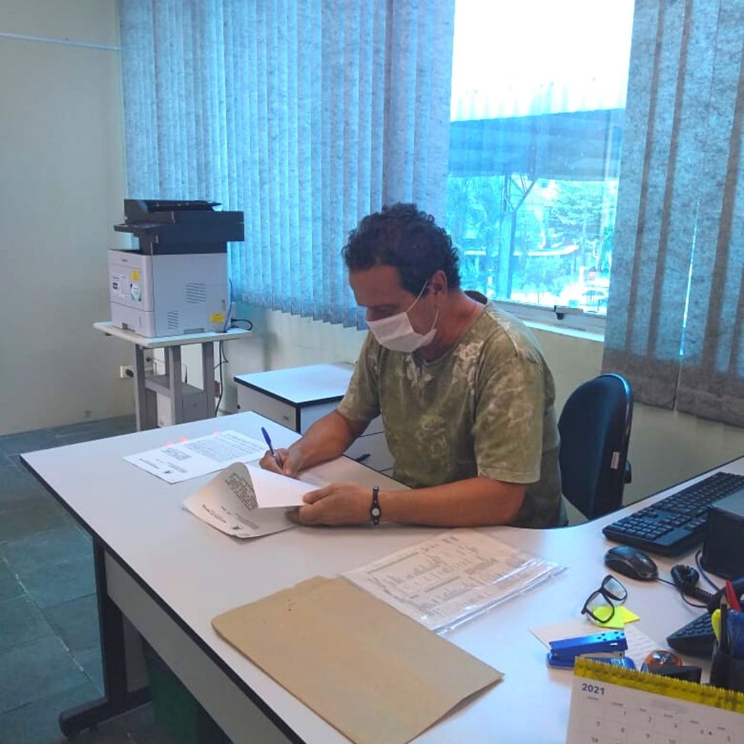 Mauro Rabellé, presidente da ASS, assinando o contrato / Foto Divulgação
