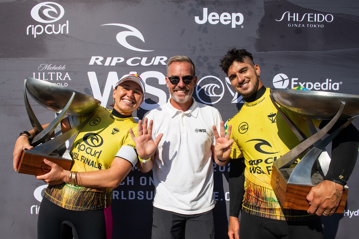O CEO da World Surf League, Erik Logan, com os campeões mundiais de 2021 (Crédito: @WSL / Pat Nolan)