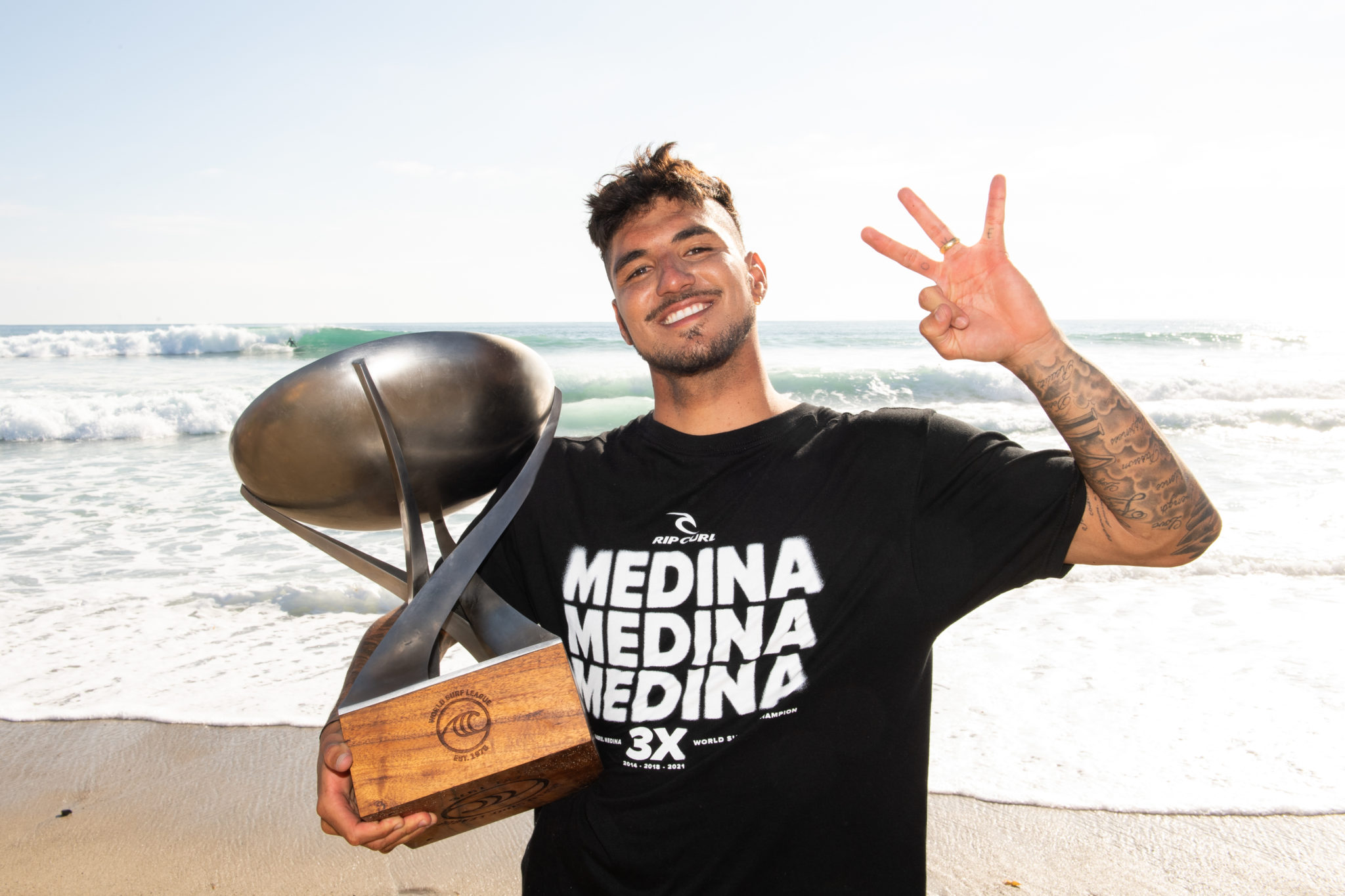 Gabriel Medina com seu terceiro troféu de campeão mundial de surfe (Crédito: @WSL / Pat Nolan)