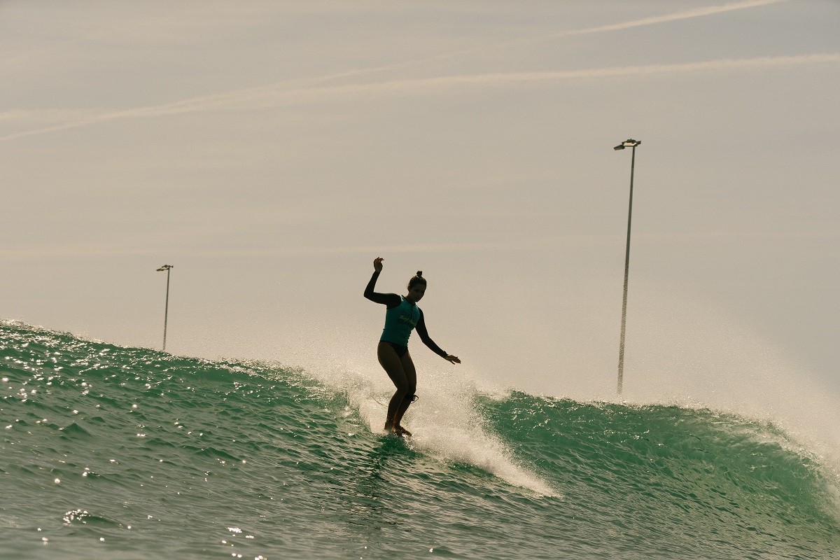 A brasileira Chloe Calmon competindo no Surf Ranch (Crédito: @WSL / Thomas Ladin)